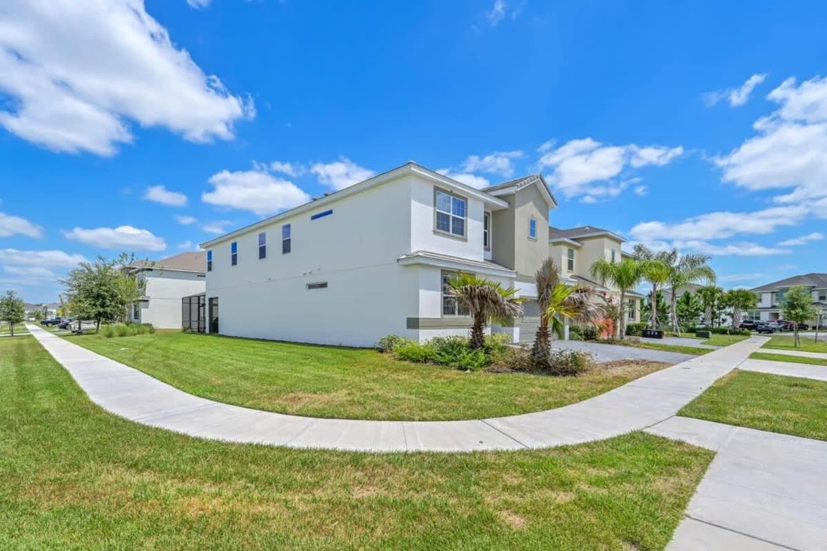 Vibrant 12-Bed 10-Suite Oasis Colorful & Spacious featured exterior or lobby in Kissimmee, FL — similar hotel