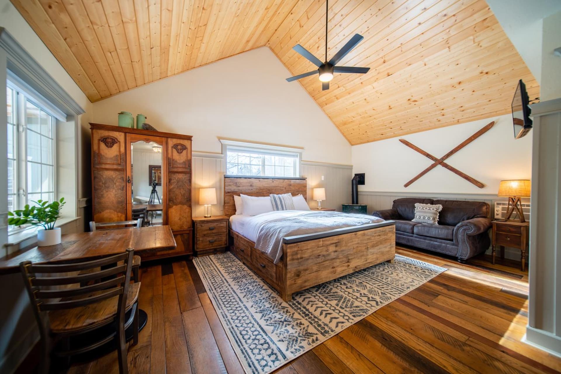 Shasta View Lodge interior in McCloud, CA — gallery photo 2