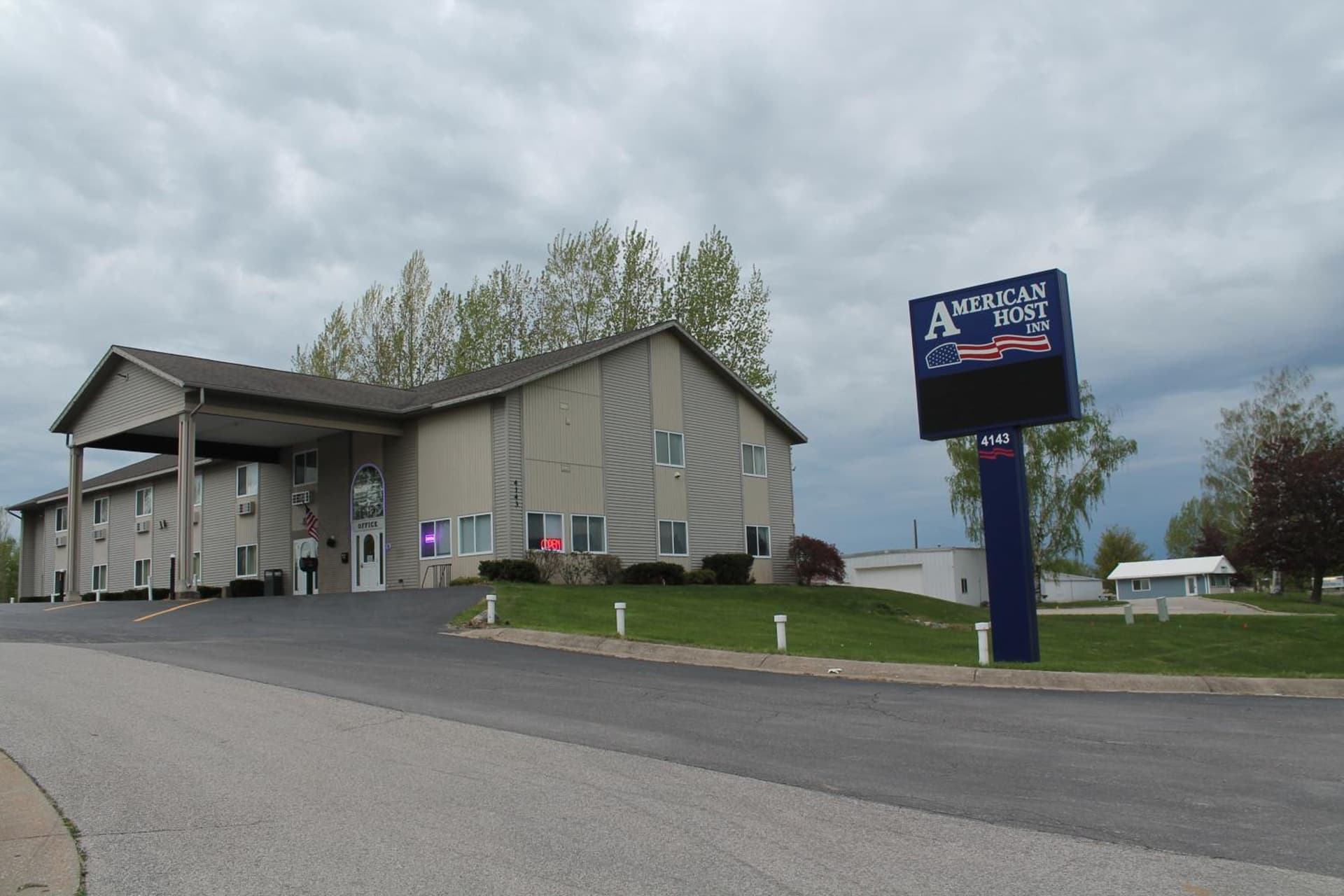 American Host Inn — hotel in Hart, Michigan