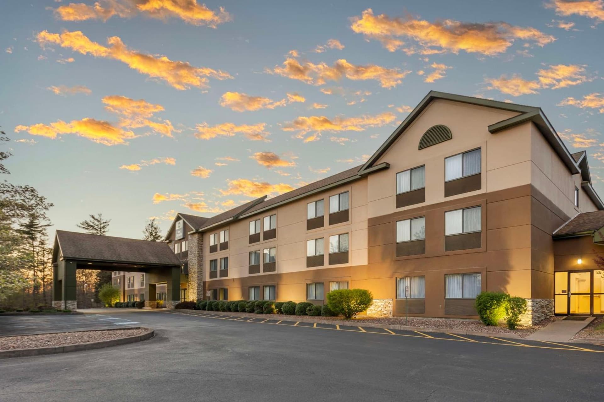 Best Western Inn at Blakeslee-Pocono featured exterior or lobby in Blakeslee, PA — similar hotel