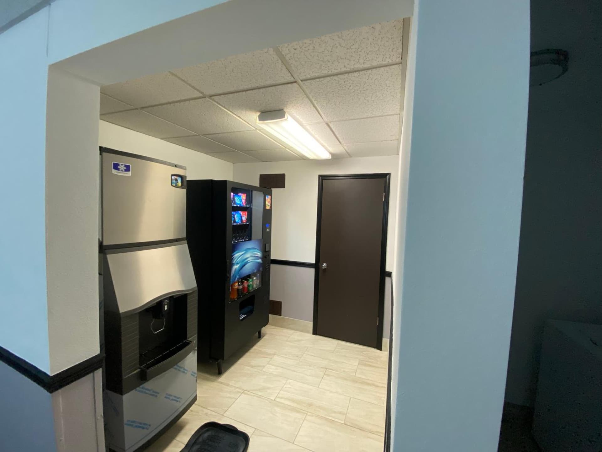 Super 8 by Wyndham Oshkosh Airport interior in Oshkosh, WI — gallery photo 2
