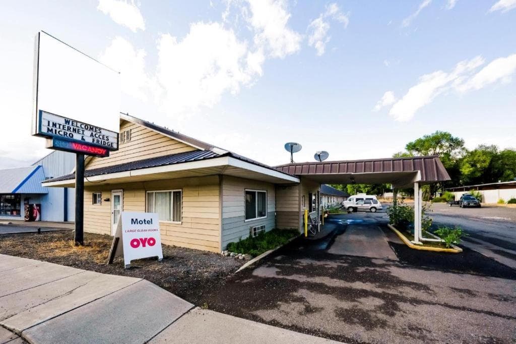 OYO Riverside Inn John Day OR interior in John Day, OR — gallery photo 2