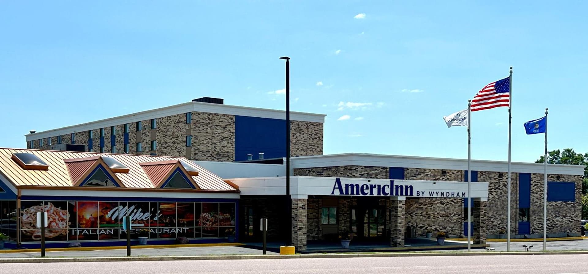 AmericInn & Suites by Wyndham Baraboo Event Center — hotel in Baraboo, Wisconsin
