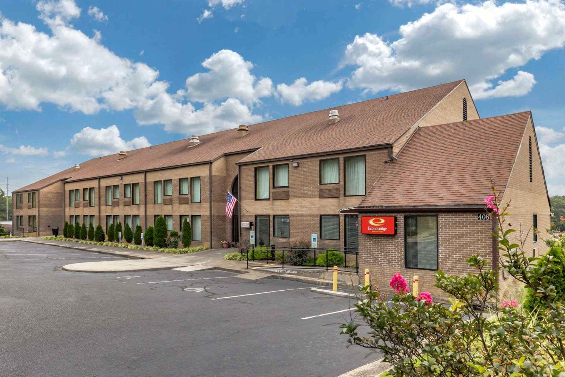 Econo Lodge & Suites Southern Pines - Pinehurst featured exterior or lobby in Southern Pines, NC — similar hotel