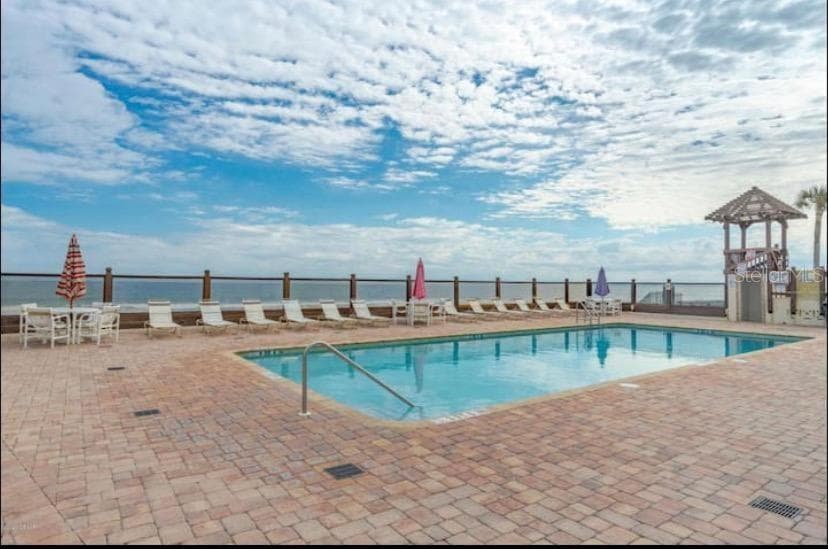 Oceanfront Oasis interior in Daytona Beach, FL — gallery photo 2