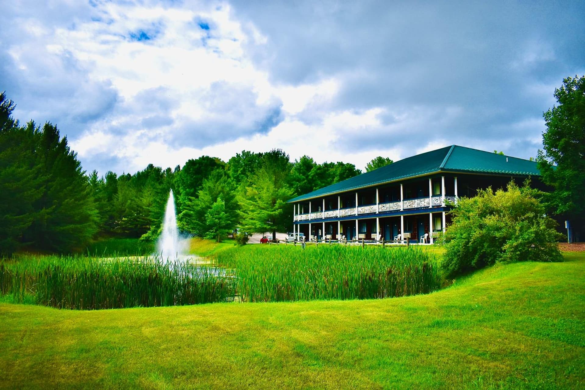 4 Season Fun at Legend Cottage Inn — hotel in Bellaire, Michigan