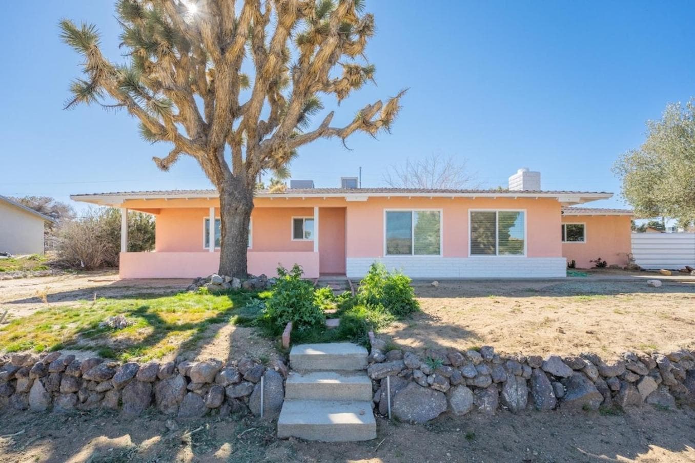Pink Disco Sauna, Hot Tub, Selfie Room, Pool, — hotel in Yucca Valley, California