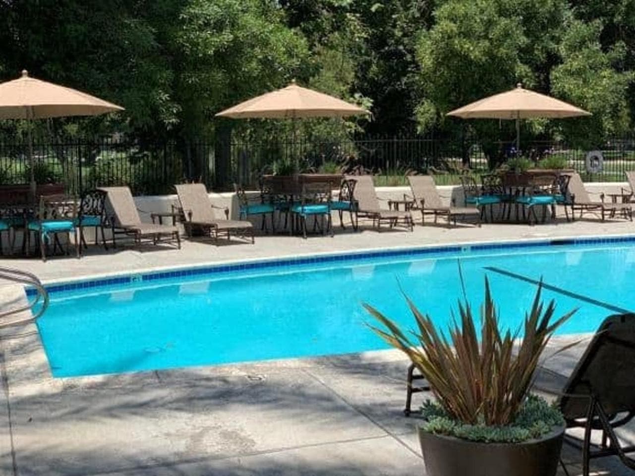 Saints 2BDRM King Suite Deluxe Living Cali interior in Santa Clarita, CA — gallery photo 2