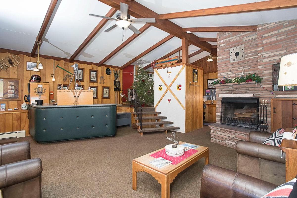 Yodeler Motel interior in Red Lodge, MT — gallery photo 2