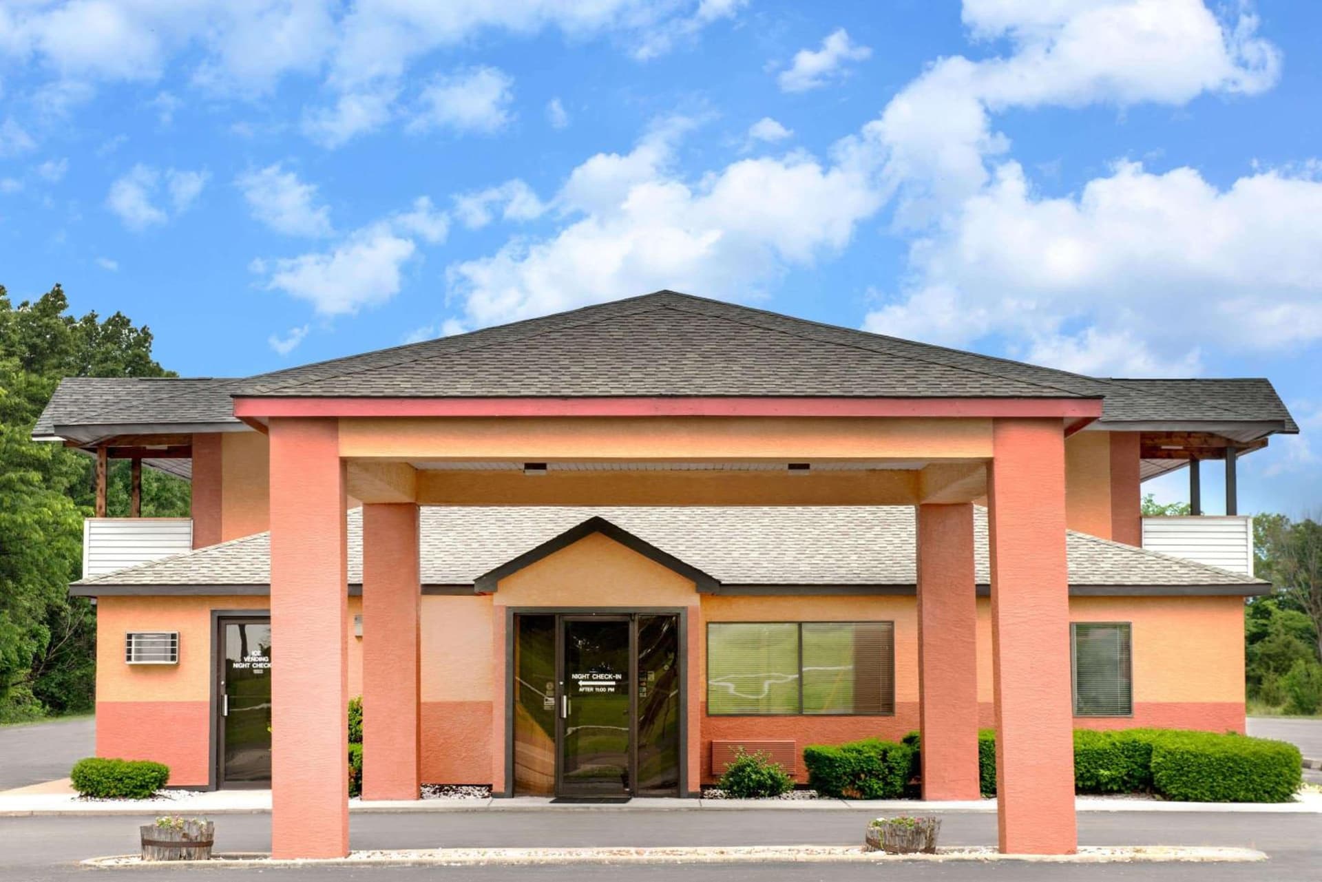 Days Inn by Wyndham Kingdom City interior in Kingdom City, MO — gallery photo 2