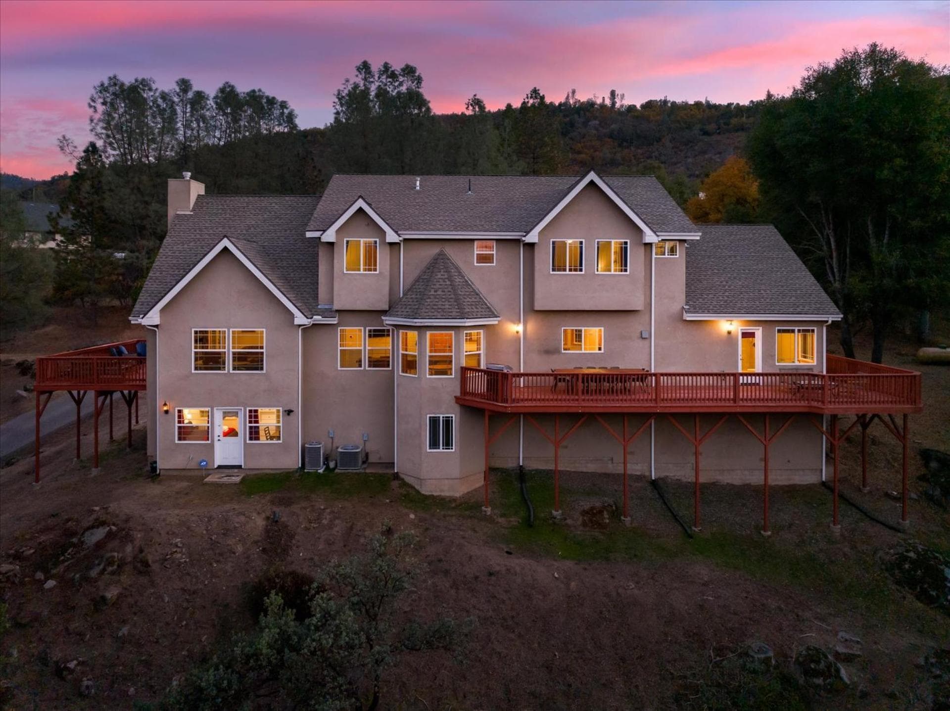 Rathore Von Liecthi Lodge with spaarcade roomplayground and more — hotel in Oakhurst, California