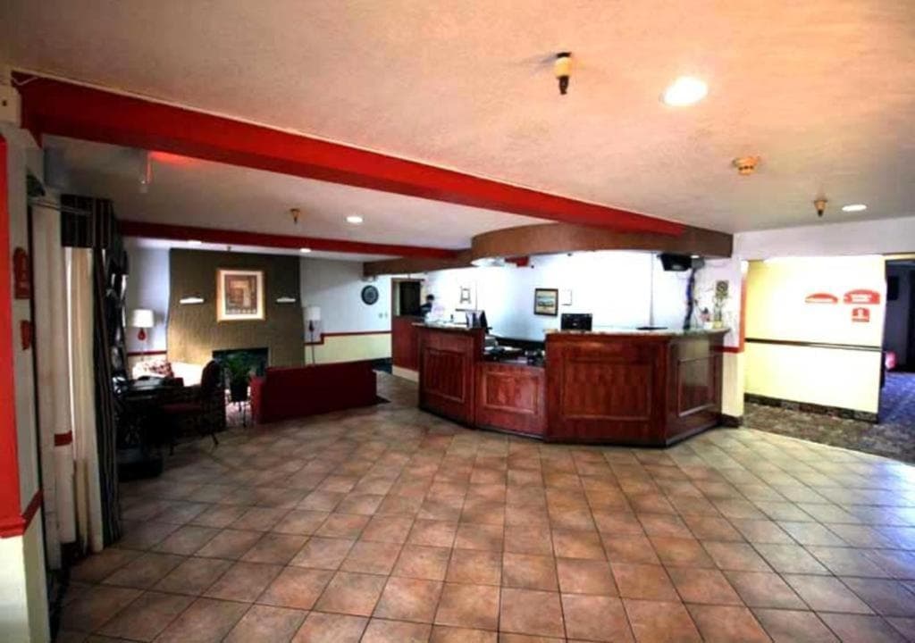 Norwood Inn Minneapolis Roseville interior in Roseville, MN — gallery photo 2