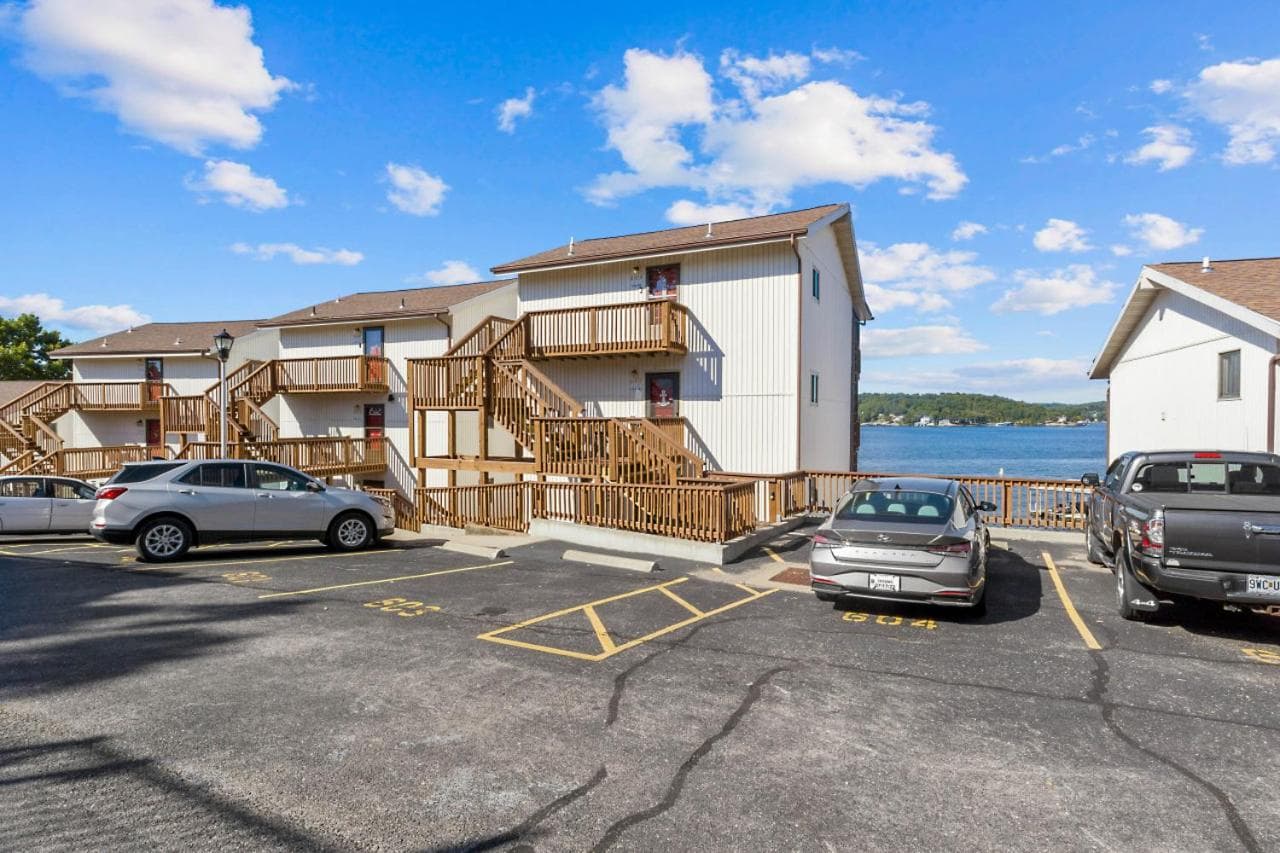 Ozark Oasis Top Floor Waterfront Condo — hotel in Ozark, Missouri