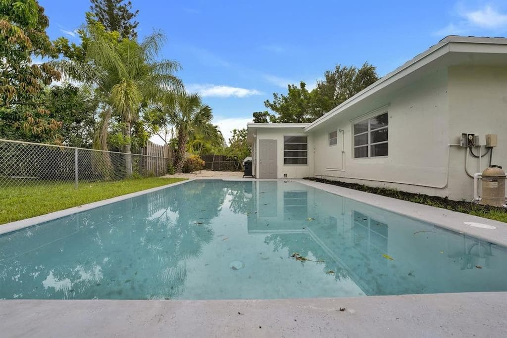 Poolside Serenity Retreat - Lots of Activities! property views in Tamarac, FL — gallery photo 3