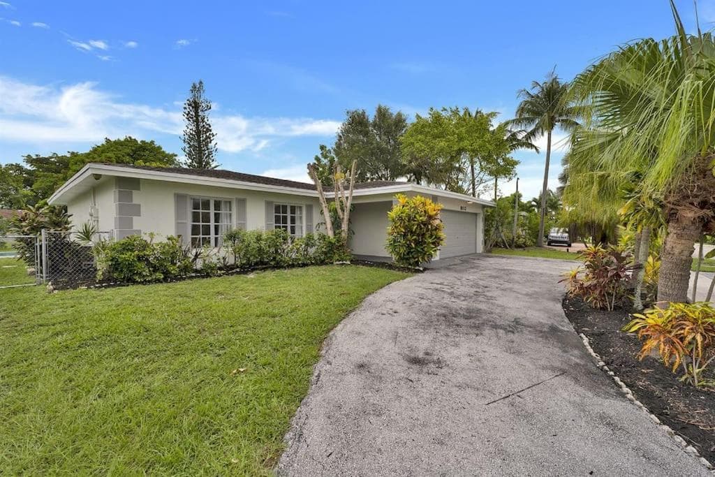 Poolside Serenity Retreat - Lots of Activities! — hotel in Tamarac, Florida