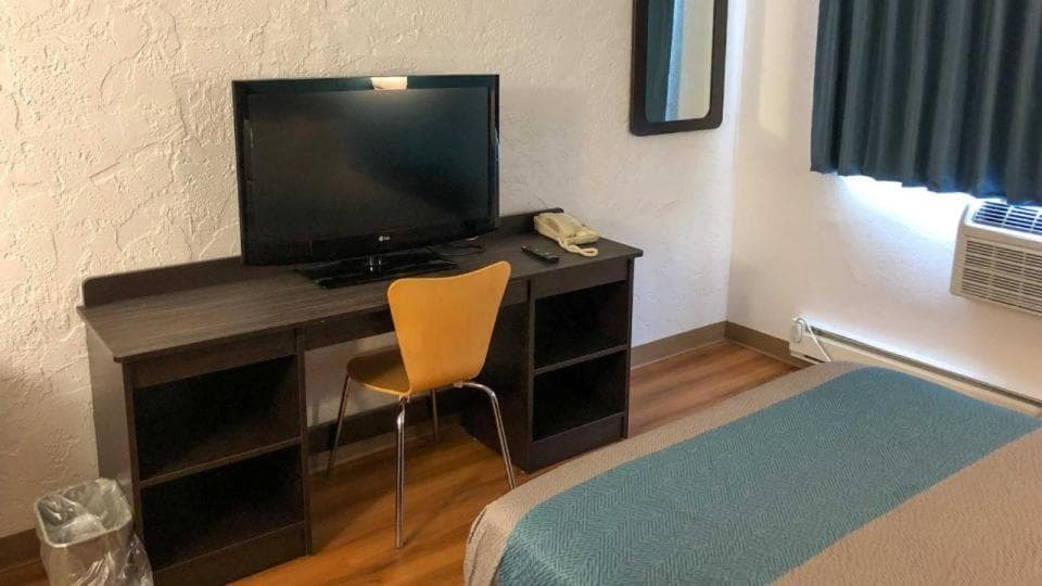 motel6 interior in La Crosse, WI — gallery photo 2