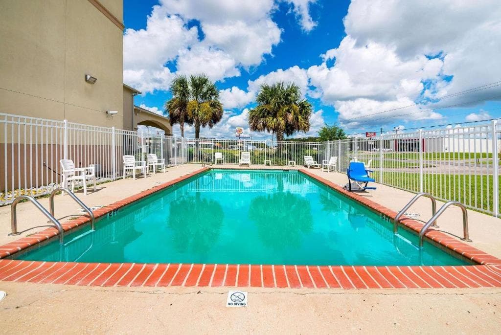 Quality Inn & Suites Franklin interior in Franklin, LA — gallery photo 2