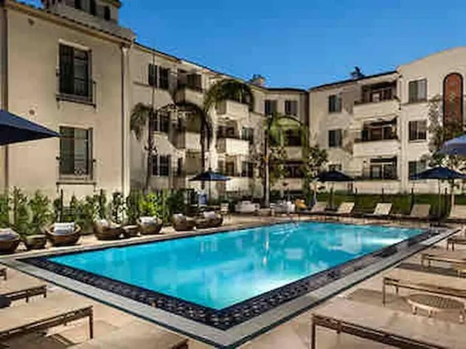 1 Bedroom XL Condo with King bed, Garden View, Parking Included property views in Los Angeles, CA — gallery photo 3