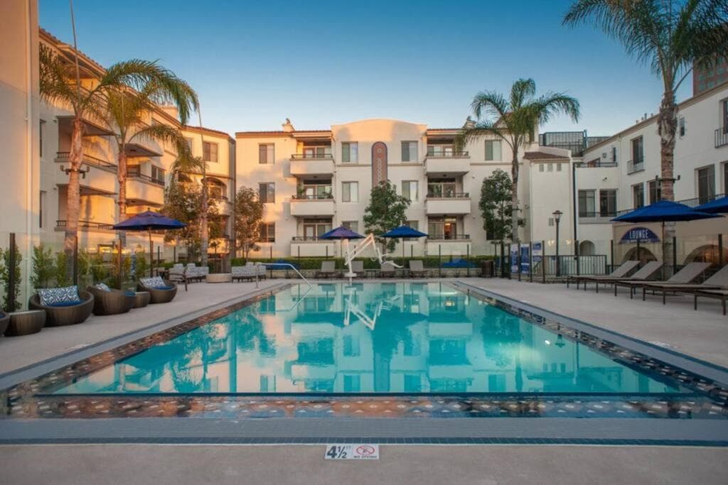 1 Bedroom XL Condo with King bed, Garden View, Parking Included interior in Los Angeles, CA — gallery photo 2