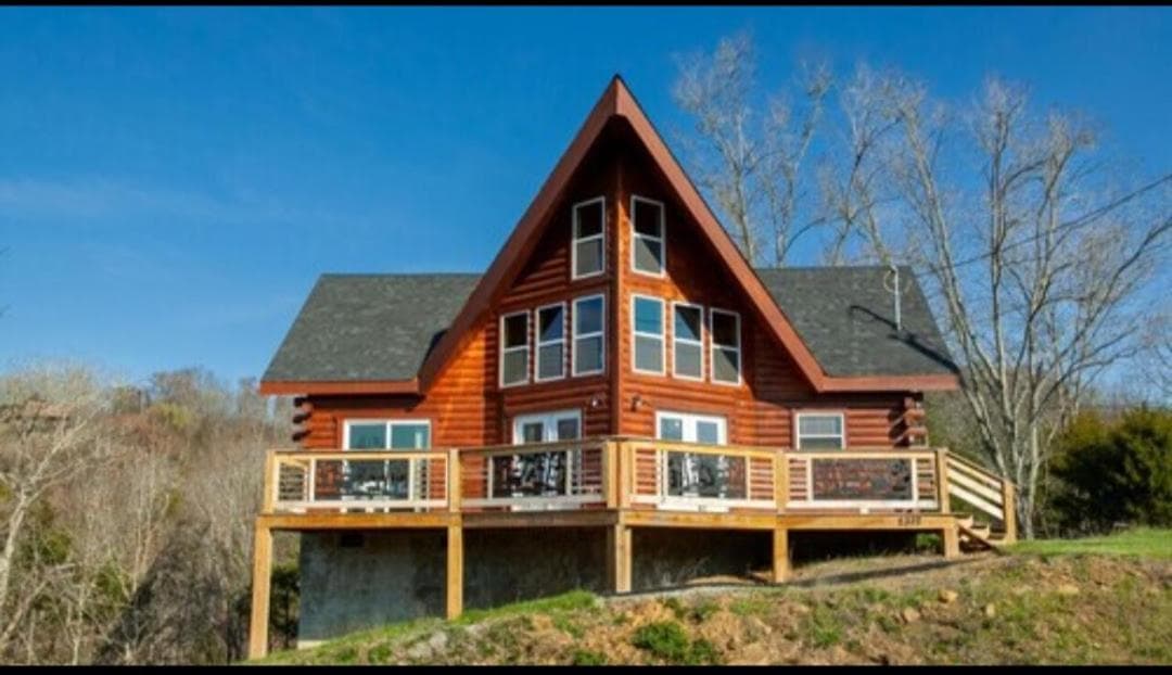 Beautiful Spacious Cozy 3-Bedroom New Cabin in Sevierville With Wi-Fi — hotel in Sevierville, Tennessee