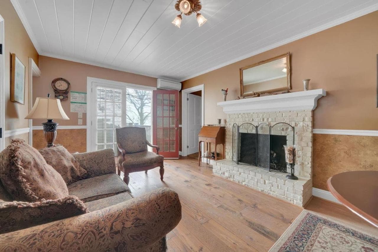 Romantic Victorian Getaway The Hideaway interior in Sutter Creek, CA — gallery photo 2