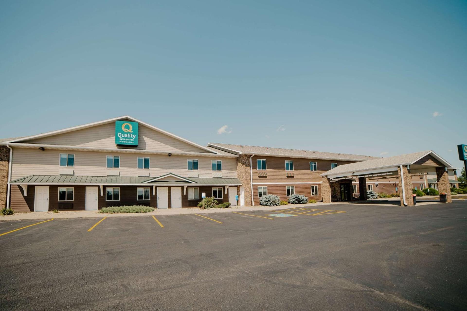 Quality Inn & Suites Watertown near Prairie Lakes Ice Arena — hotel in Watertown, South Dakota