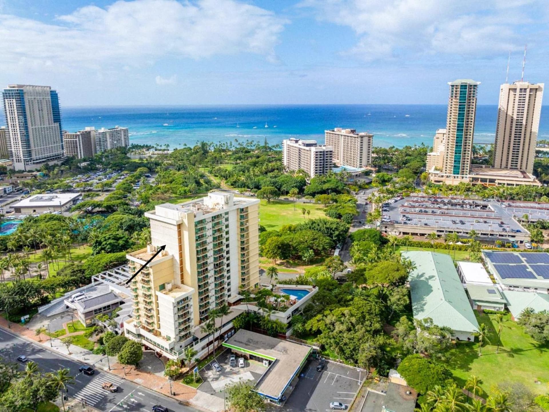 Studio private owned at Luana Hotel & Suites, partial ocean & city view, no resort, and valet parking 40 a day reduced in room rate!!! — hotel in Honolulu, Hawaii