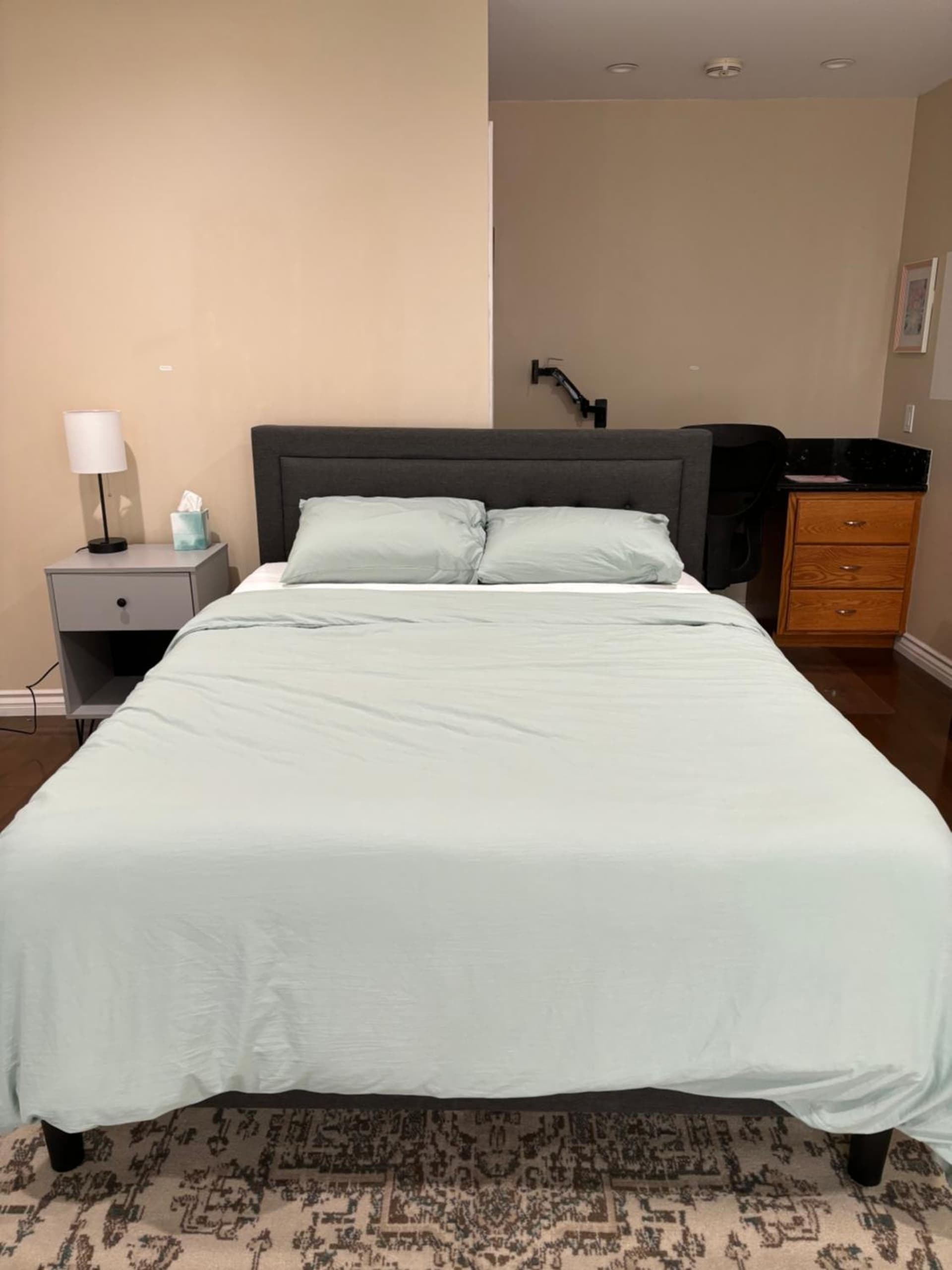 Large en suite room, walk to UCLA, free parking available with notice property views in Los Angeles, CA — gallery photo 3