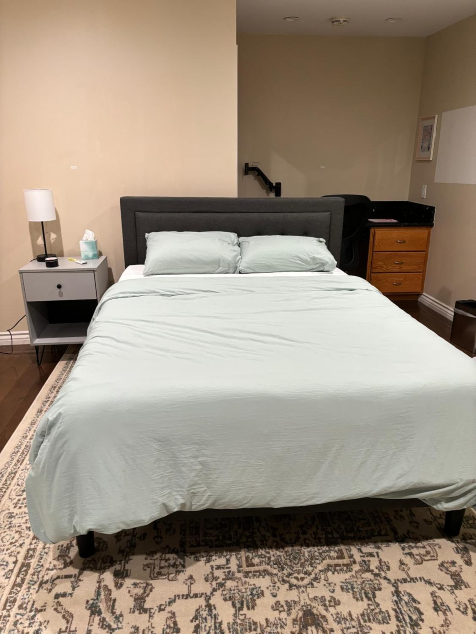 Large en suite room, walk to UCLA, free parking available with notice interior in Los Angeles, CA — gallery photo 2