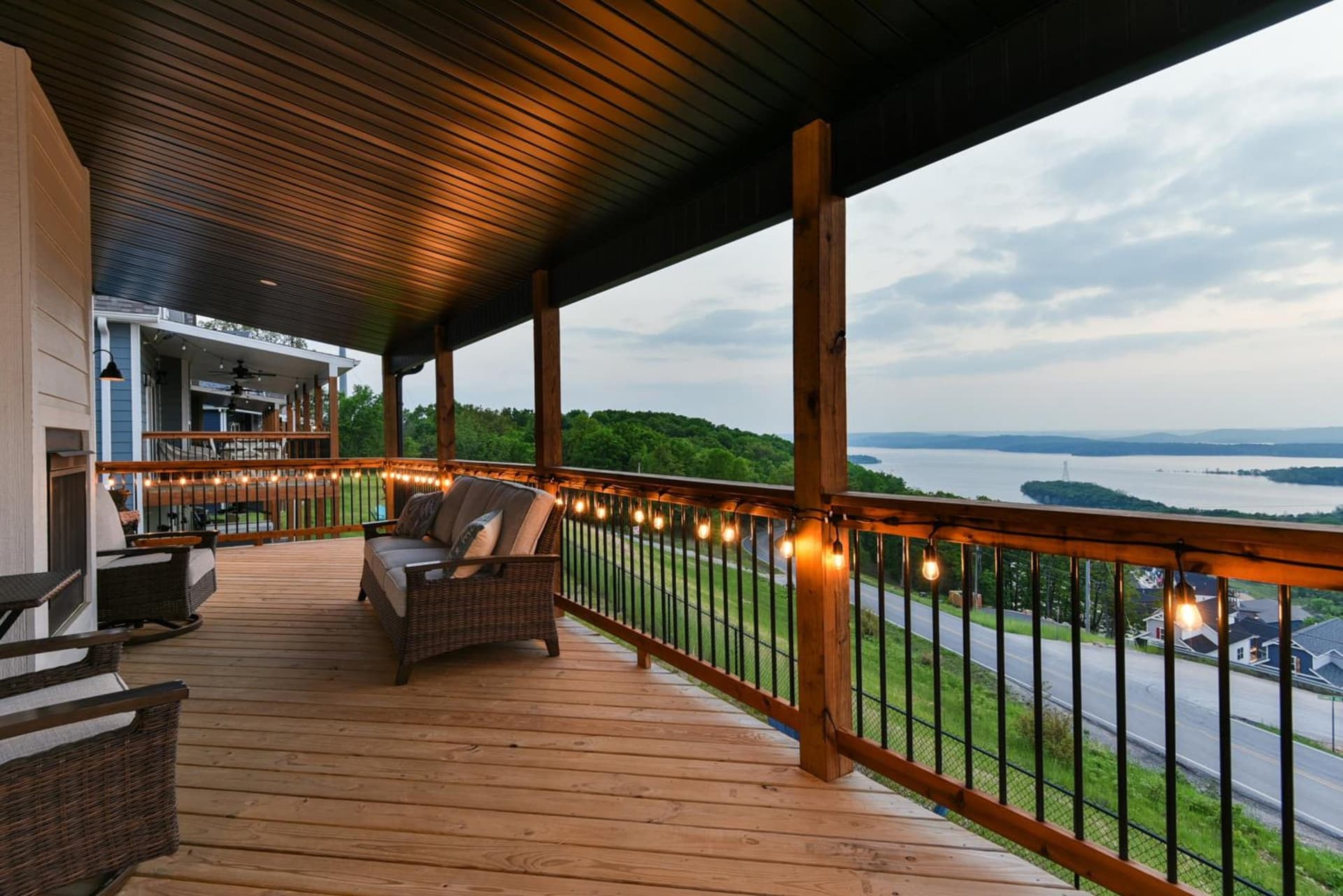 Picturesque Lake Views, Free Daily Attraction Tickets, Indoor/Outdoor Games & Private Hot Tub! interior in Branson, MO — gallery photo 2