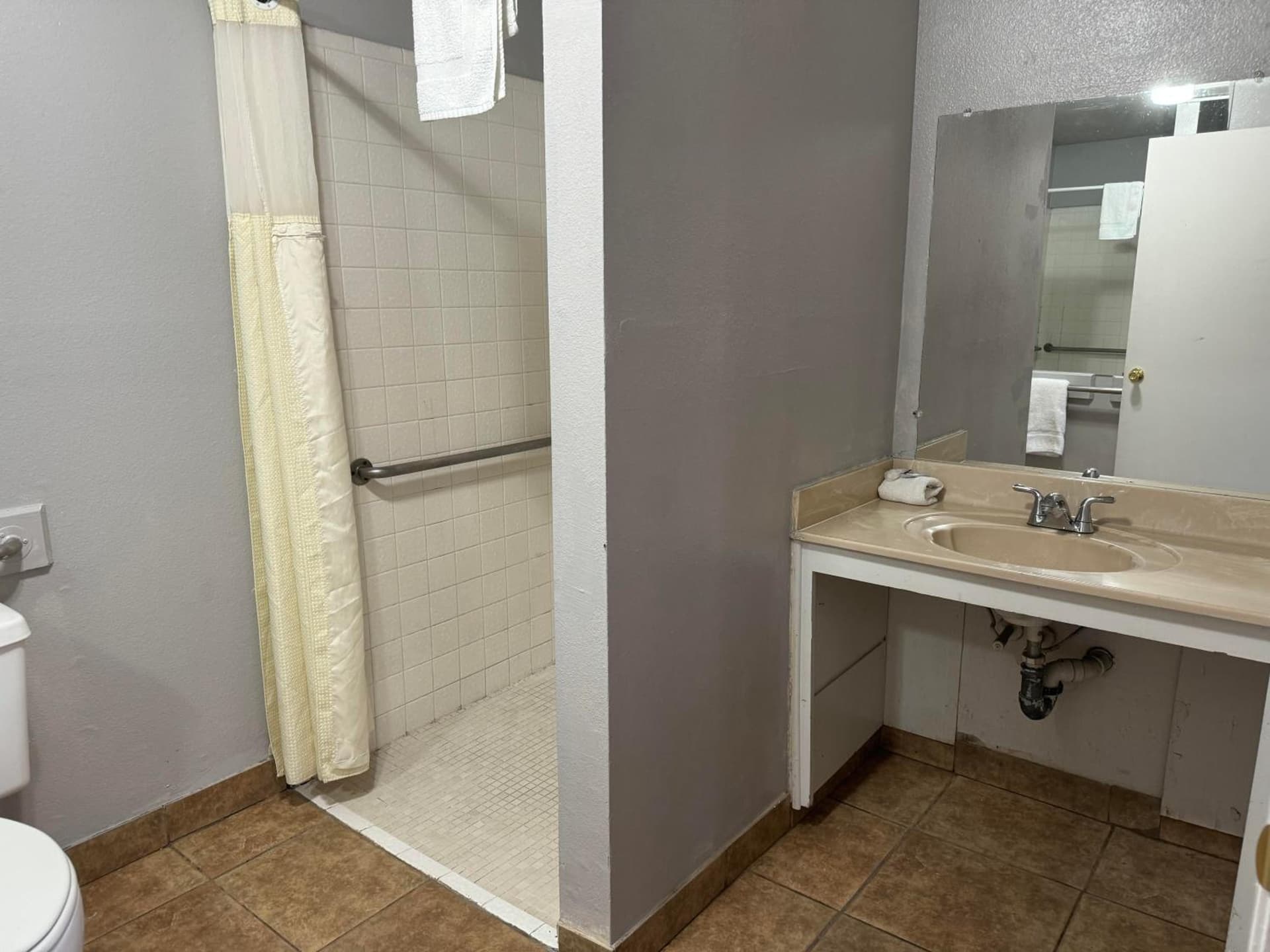 Coalinga Motel property views in Coalinga, CA — gallery photo 3