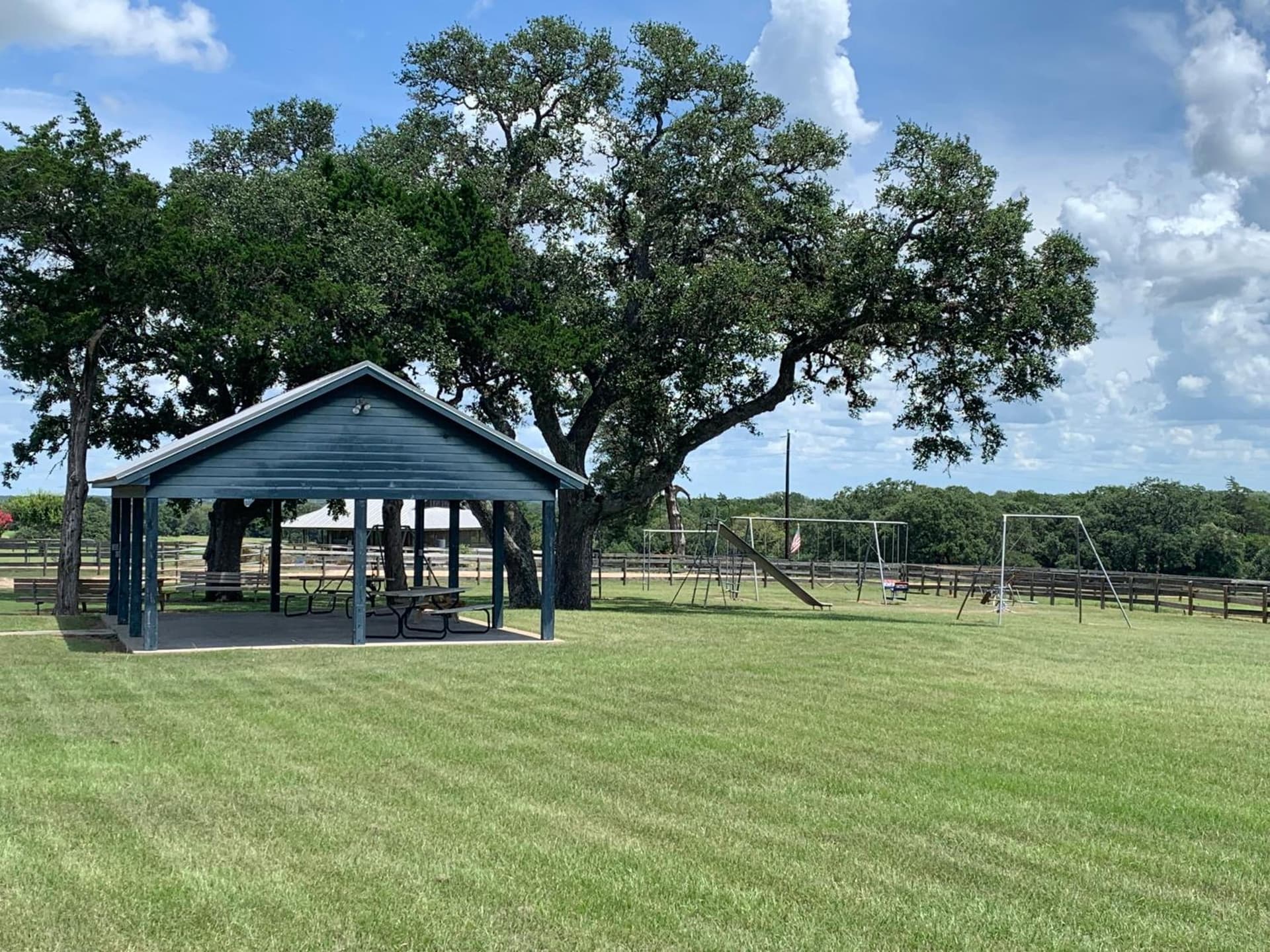 Skull Creek Ranch interior in Fayetteville, TX — gallery photo 2