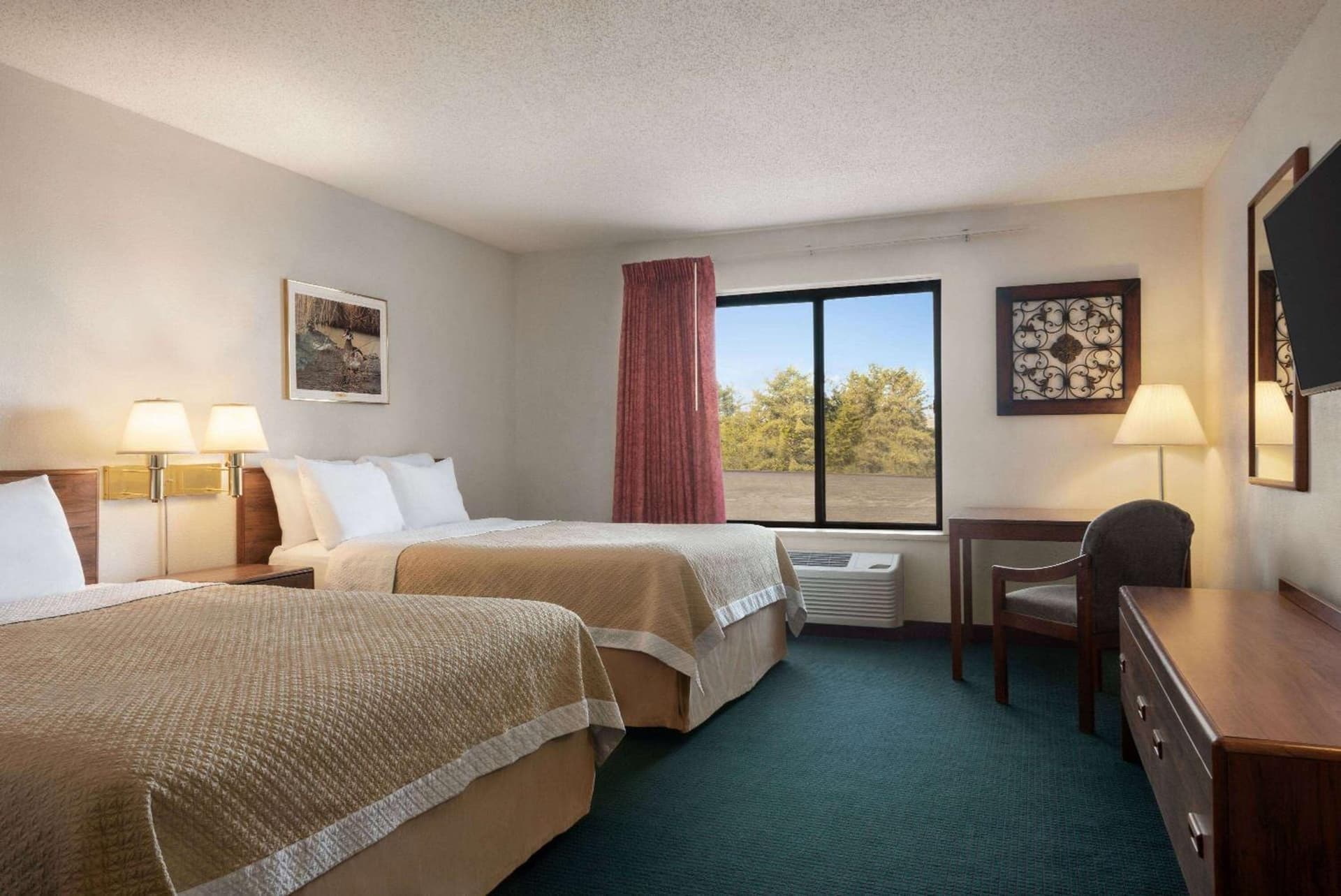 Days Inn by Wyndham Eagle River property views in Eagle River, WI — gallery photo 3