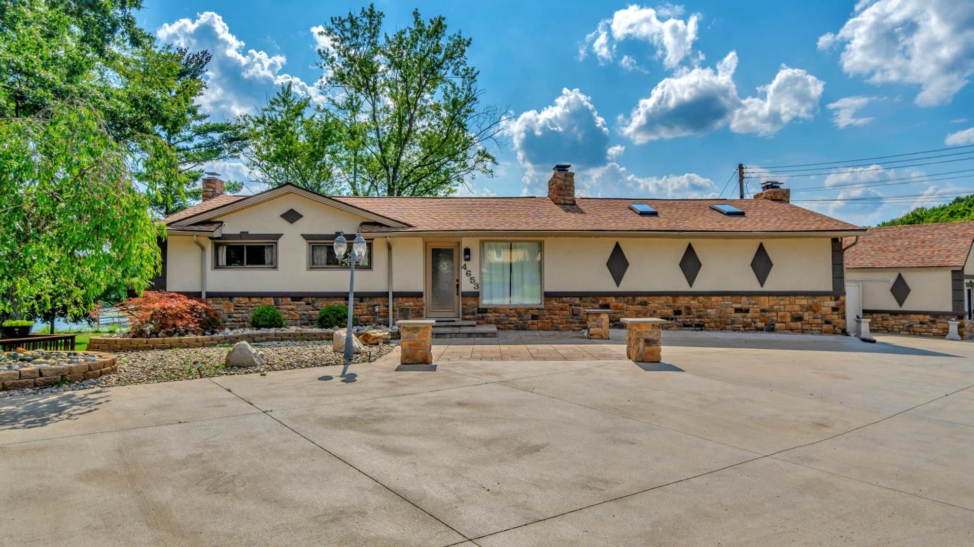 Lakehouse with Jacuzzi next to Pine Knob featured exterior or lobby in Bird Island — similar hotel