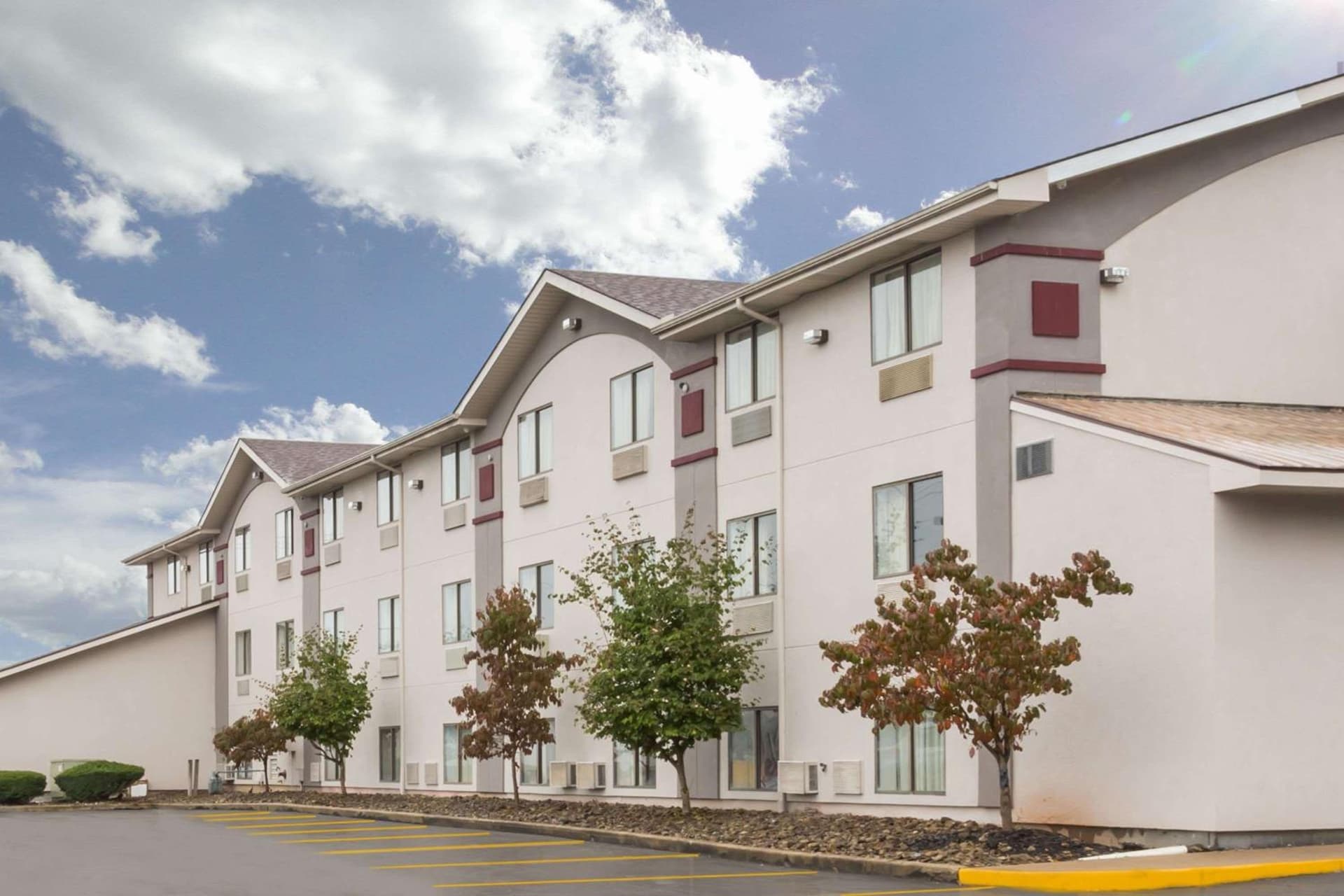 Super 8 by Wyndham Summersville - New River National Park interior in Summersville, WV — gallery photo 2