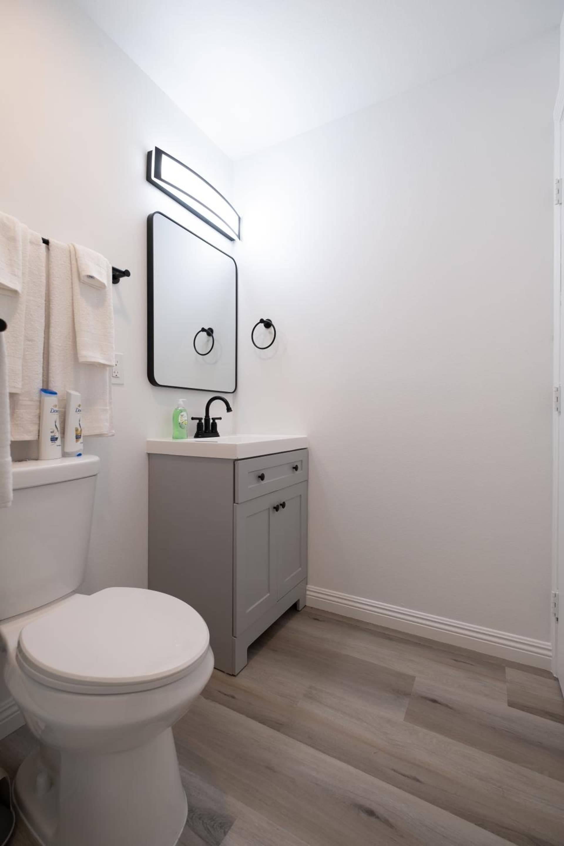 Cozy LA Suite Near USC and Downtown Attractions- Private room with shared access property views in Los Angeles, CA — gallery photo 3