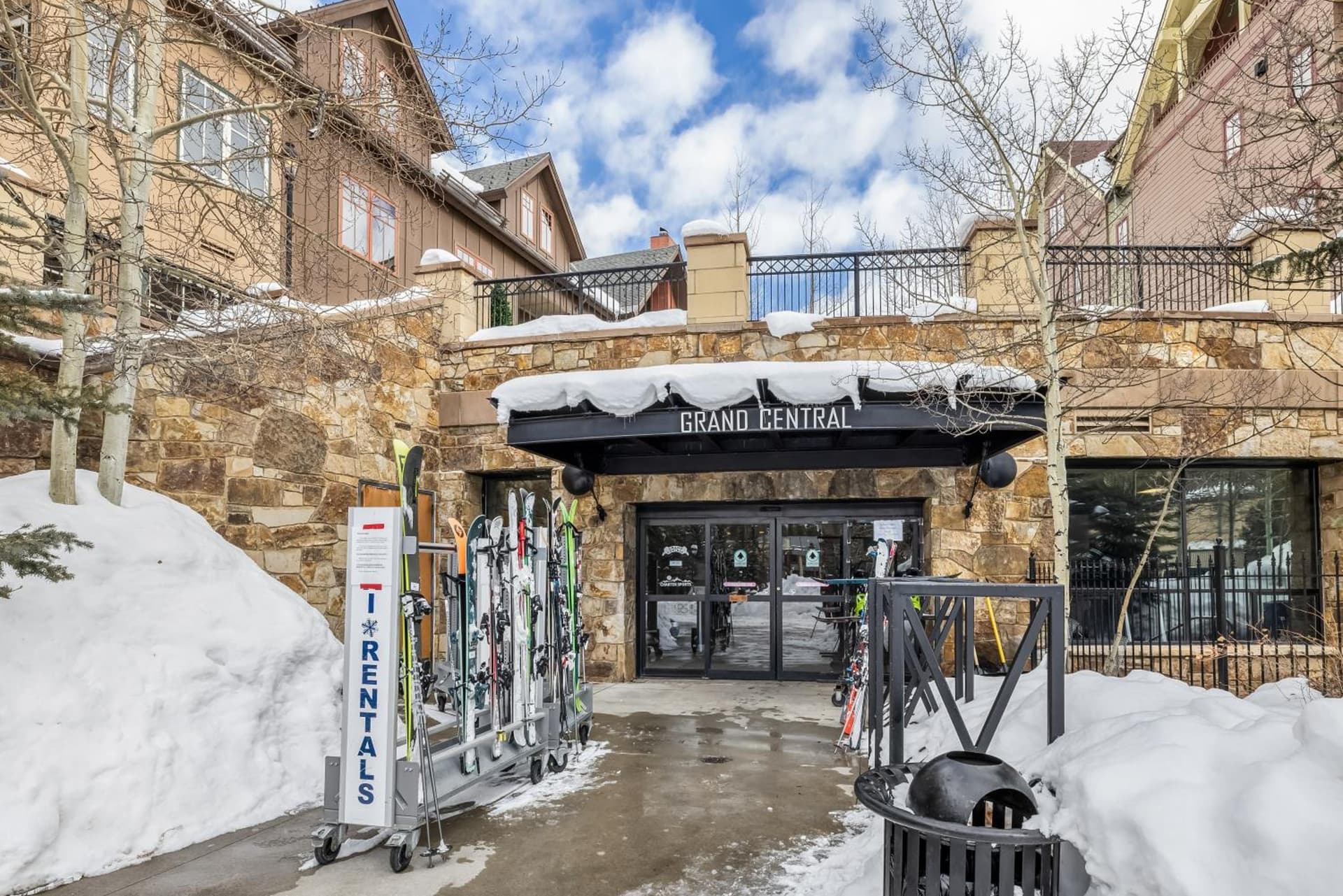 Luxe Breck Escape - 2BR & 2BA with Pool, Hot Tubs & Walk to Downtown — hotel in Breckenridge, Colorado
