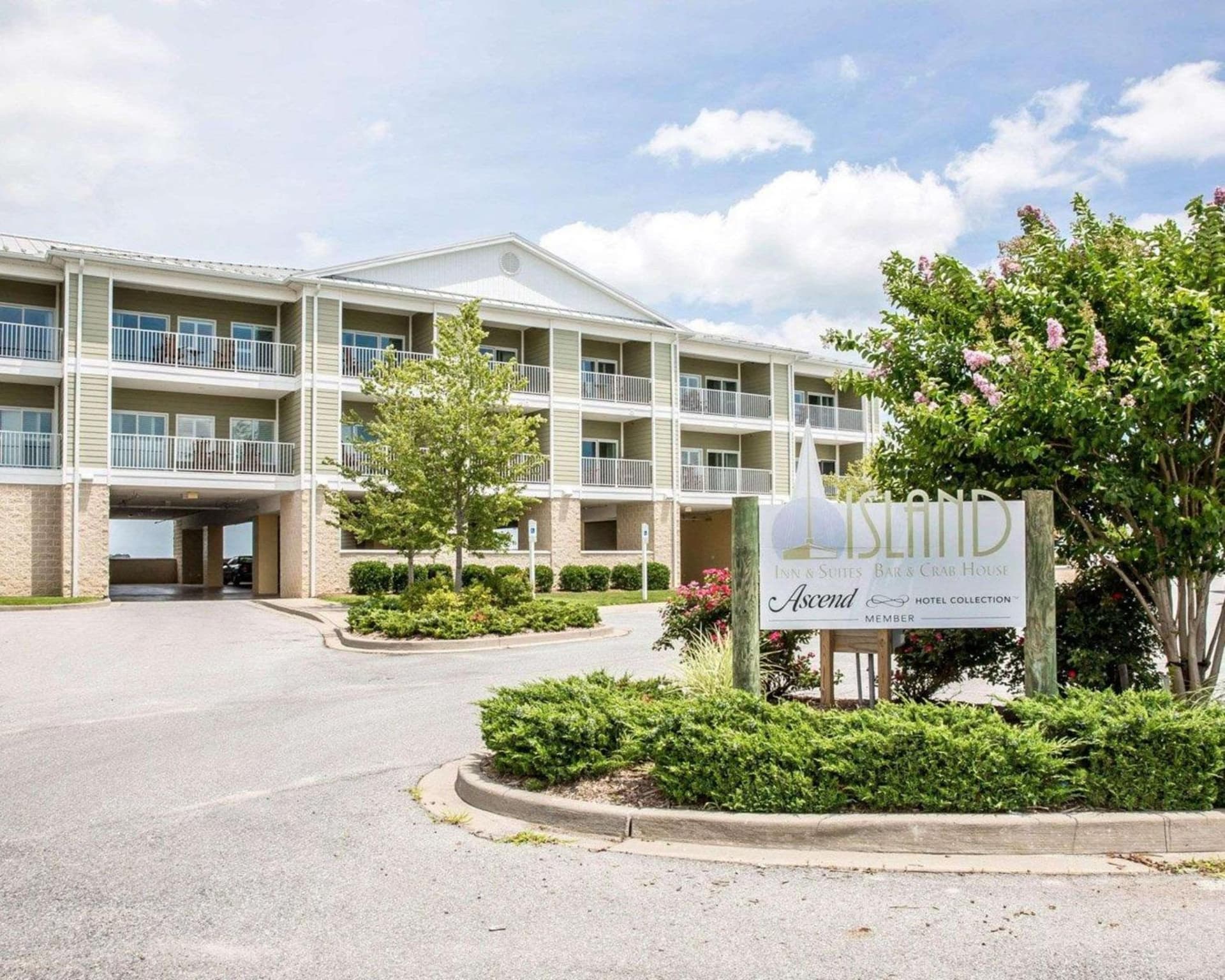 Island Inn & Suites, an Ascend Collection Hotel — hotel in Leonardtown, Maryland