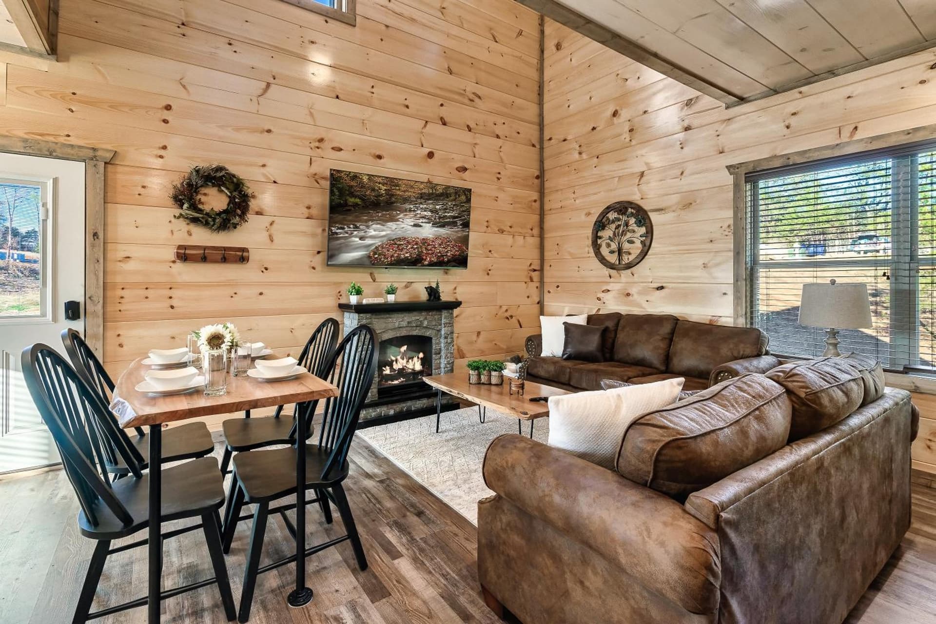 85 Indoor Pool, Game Room & Oversized Hot Tub property views in Sevierville, TN — gallery photo 3