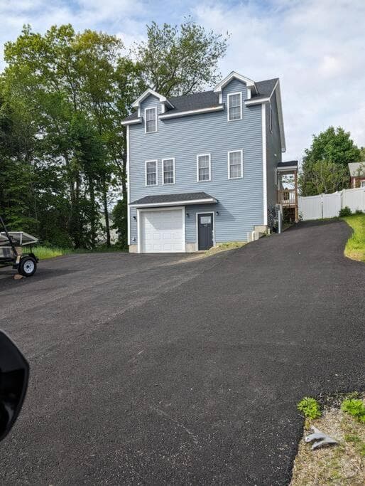 New House fenced inn yard Pet and family friendly interior in Worcester, MA — gallery photo 2