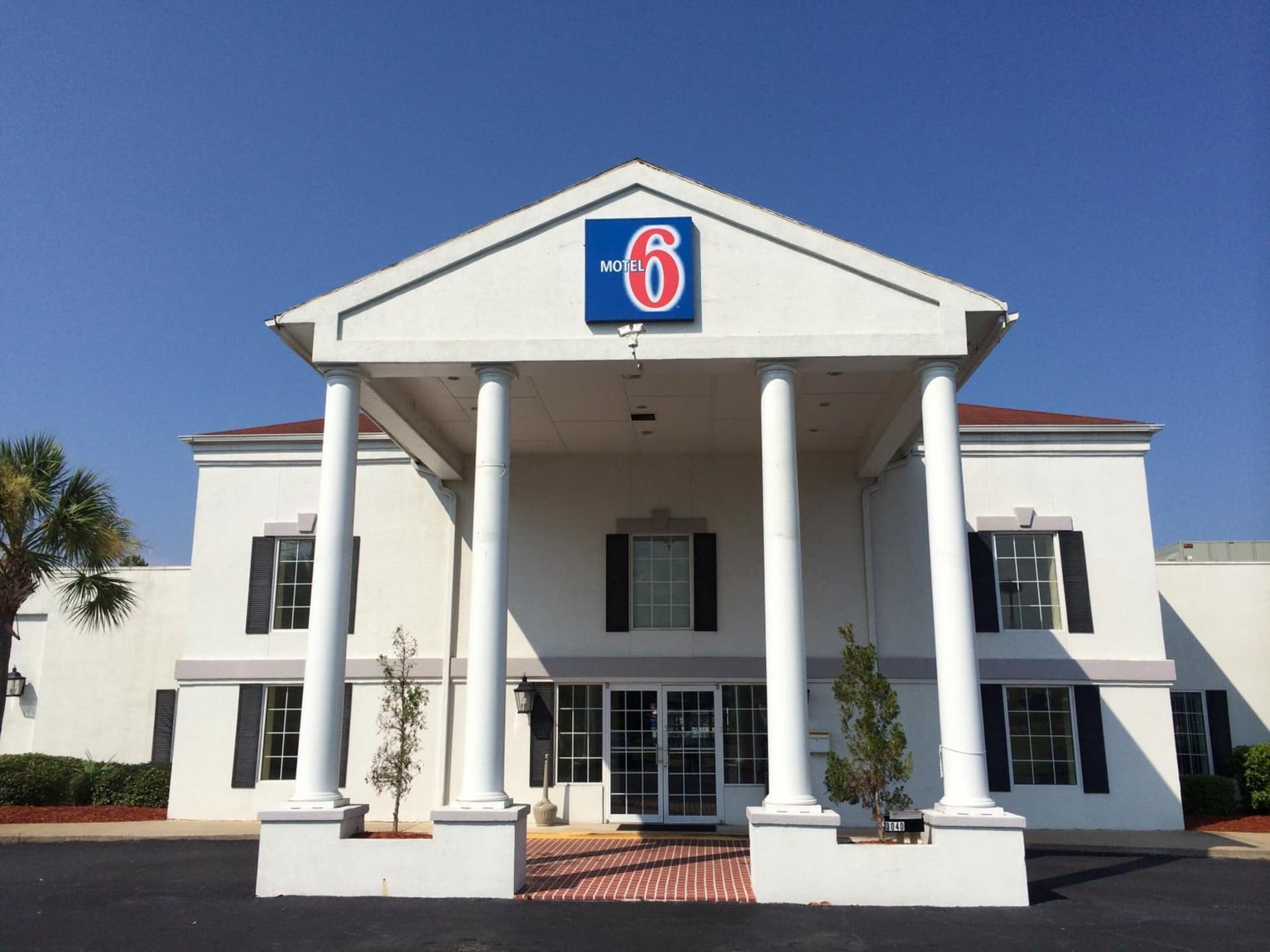 Motel 6-Brunswick, GA featured exterior or lobby in Brunswick, GA — similar hotel