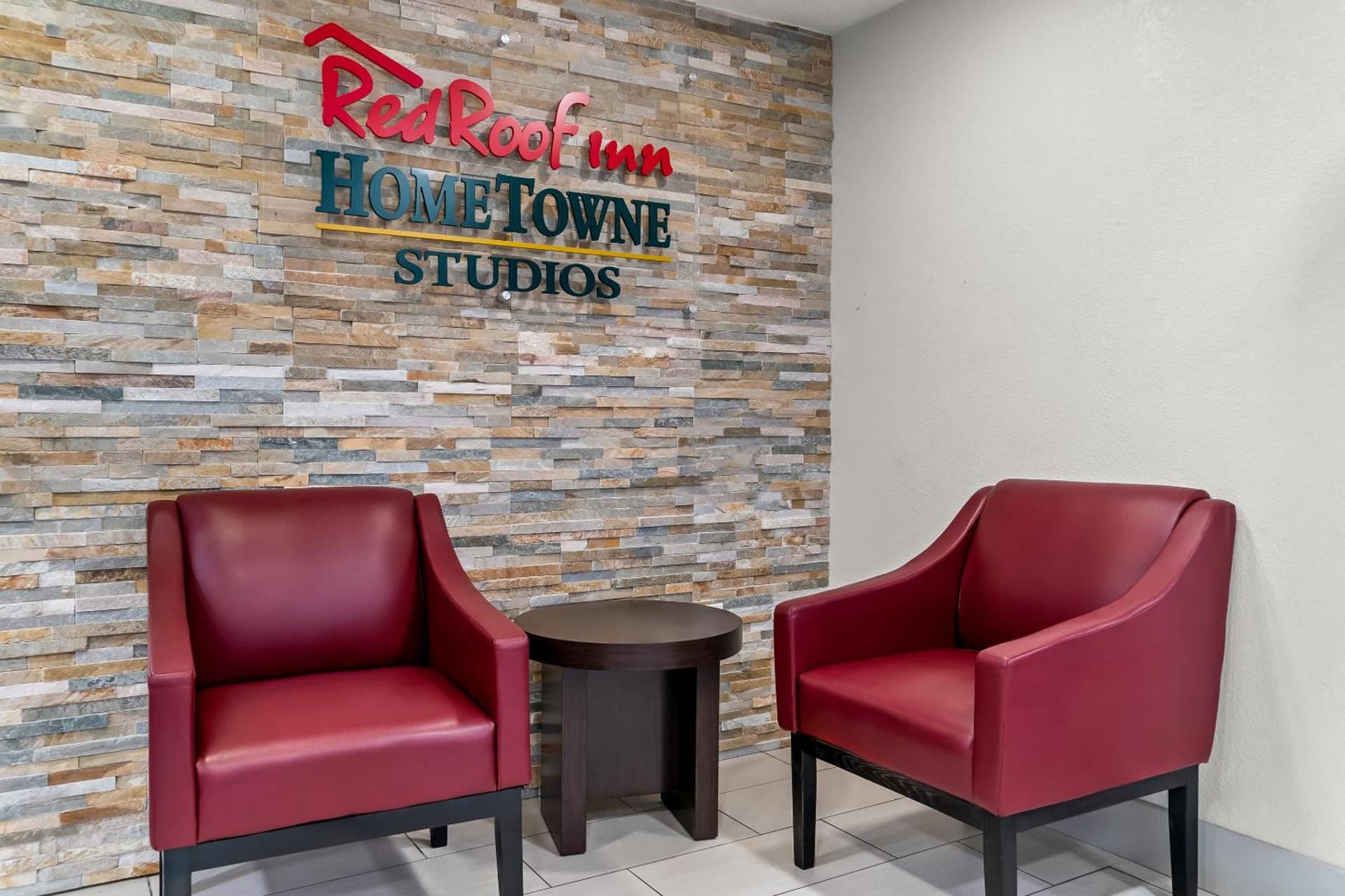 HomeTowne Studios by Red Roof Flint interior in Flint, MI — gallery photo 2