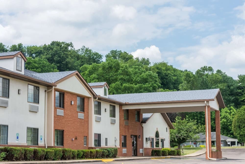 Super 8 by Wyndham Coshocton Roscoe Village — hotel in Newcomerstown, Ohio