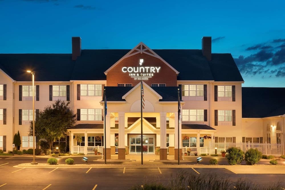 Country Inn & Suites by Radisson, Appleton North, WI featured exterior or lobby in Little Chute, WI — similar hotel