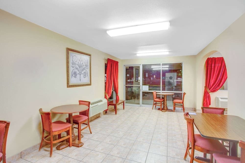 Baymont by Wyndham Coalinga interior in Coalinga, CA — gallery photo 2