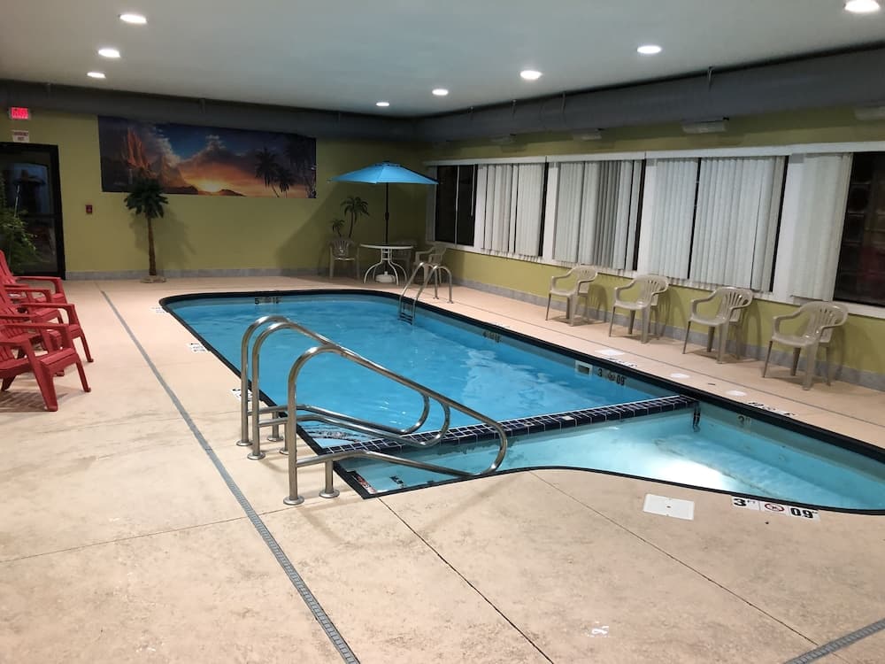 Days Inn & Suites by Wyndham Youngstown / Girard Ohio property views in Girard, OH — gallery photo 3