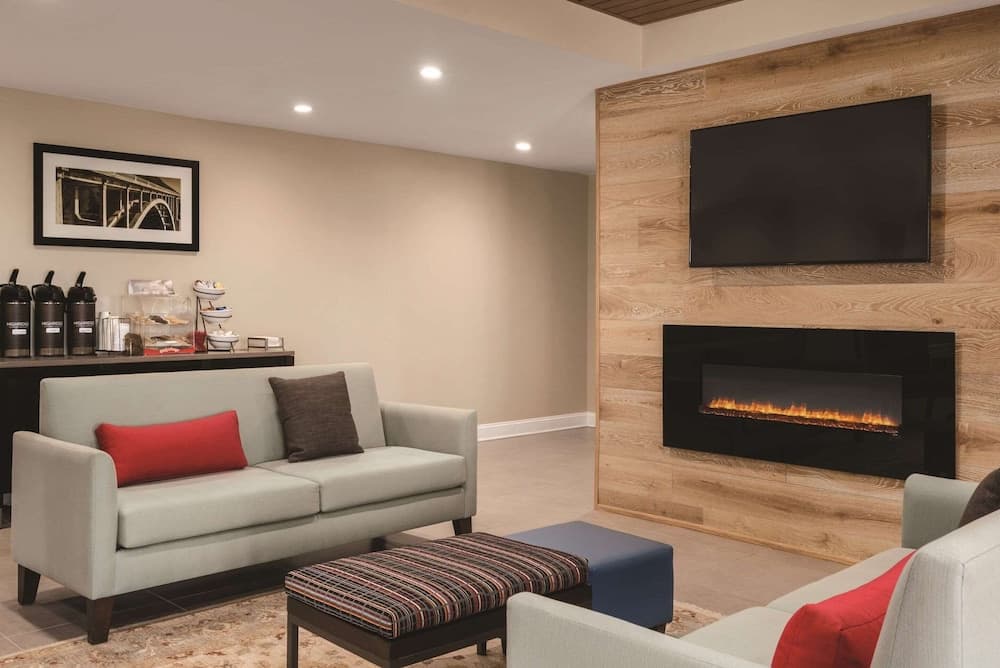 Country Inn & Suites by Radisson, Hoffman Estates, IL interior in Hoffman Estates, IL — gallery photo 2