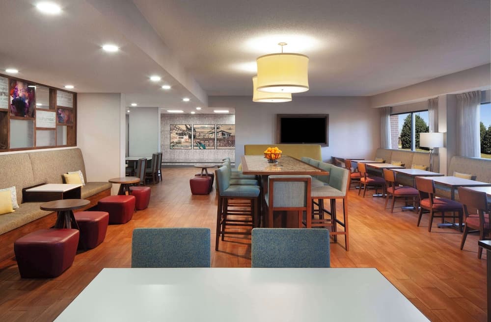 Hampton Inn Southlake interior in Morrow, GA — gallery photo 2