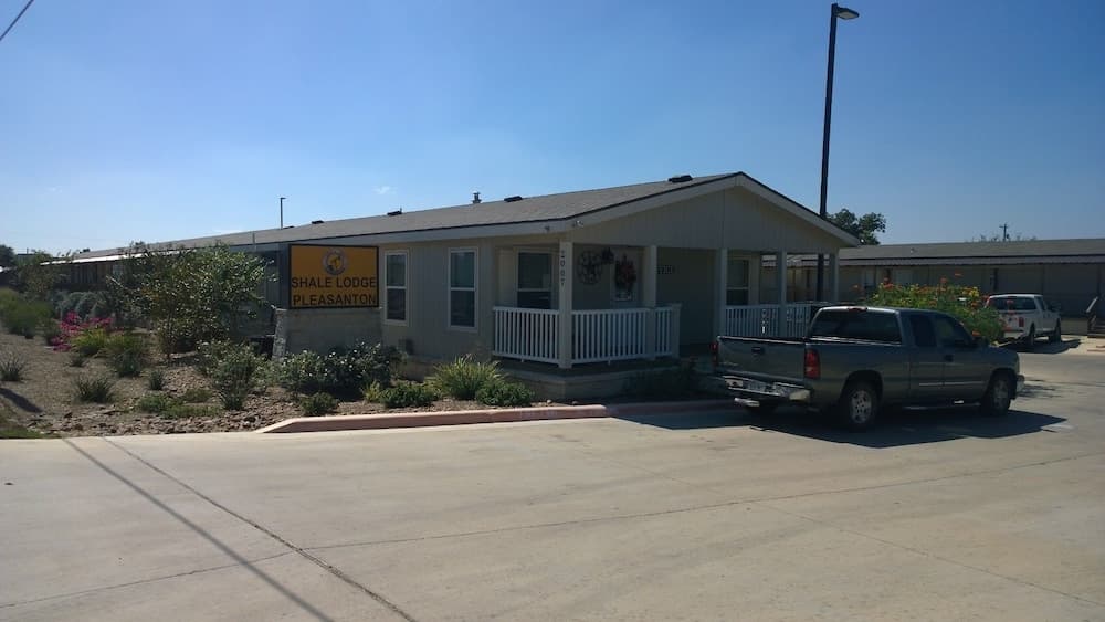 Shale Lodge Pleasanton property views in Pleasanton, TX — gallery photo 3