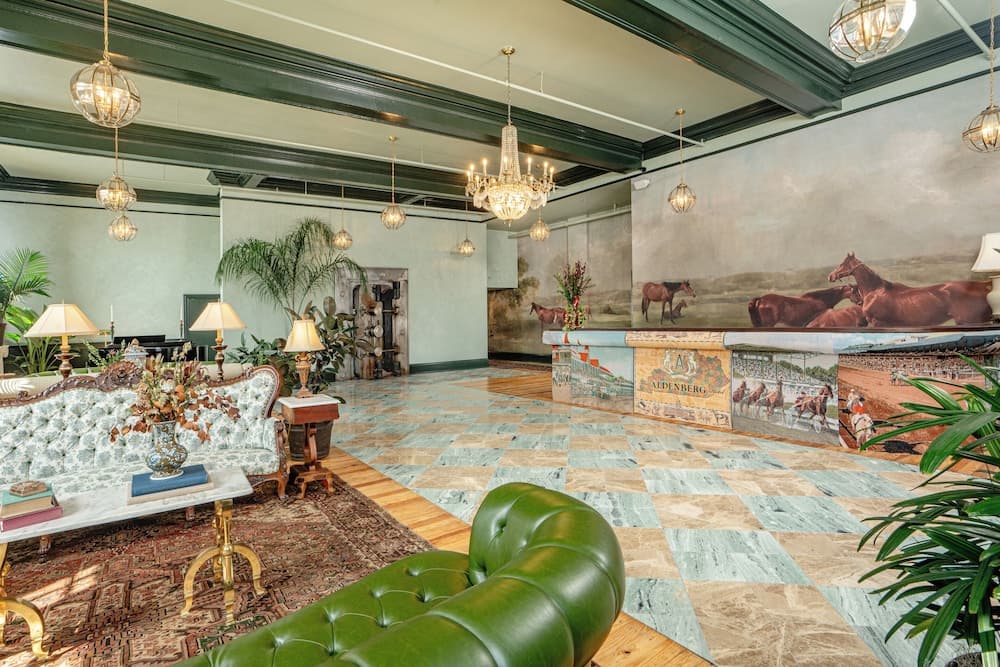 The Aldenberg Hotel — hotel in Versailles, Kentucky